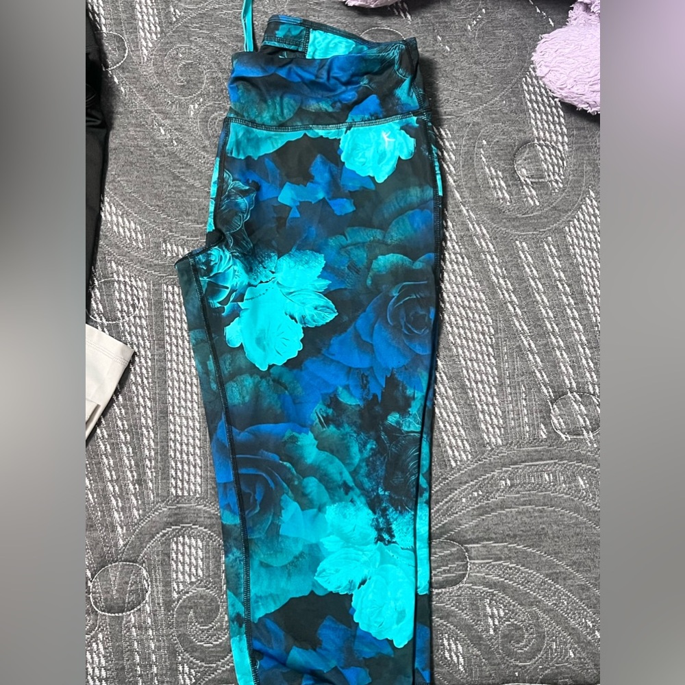 Blue Floral Athletic CAPRI LEGGINGS never worn
